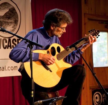 Kinloch nelson performing at the Woodstock Luthiers Invitational. Photo © JAy Rosenblatt